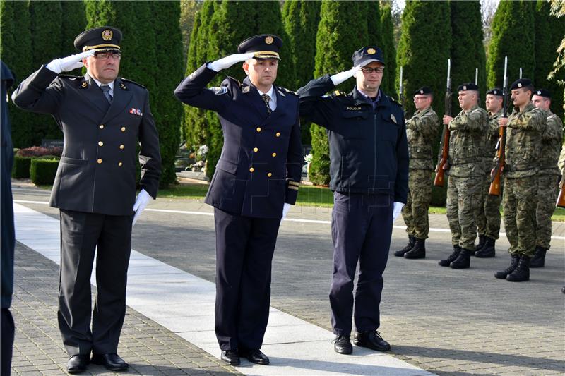 Polaganje vijenaca na Memorijalnom groblju žrtava iz Domovinskog u povodu Dana neovisnosti