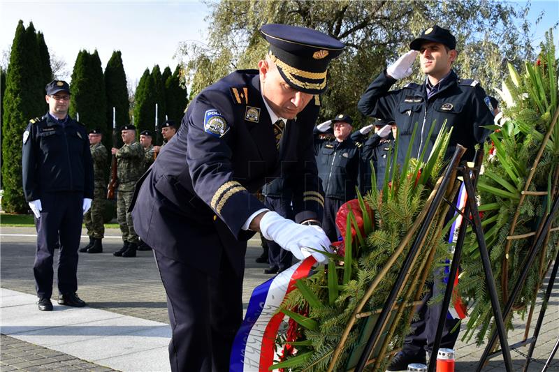 Polaganje vijenaca na Memorijalnom groblju žrtava iz Domovinskog u povodu Dana neovisnosti