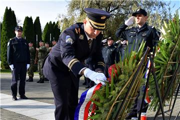 Polaganje vijenaca na Memorijalnom groblju žrtava iz Domovinskog u povodu Dana neovisnosti