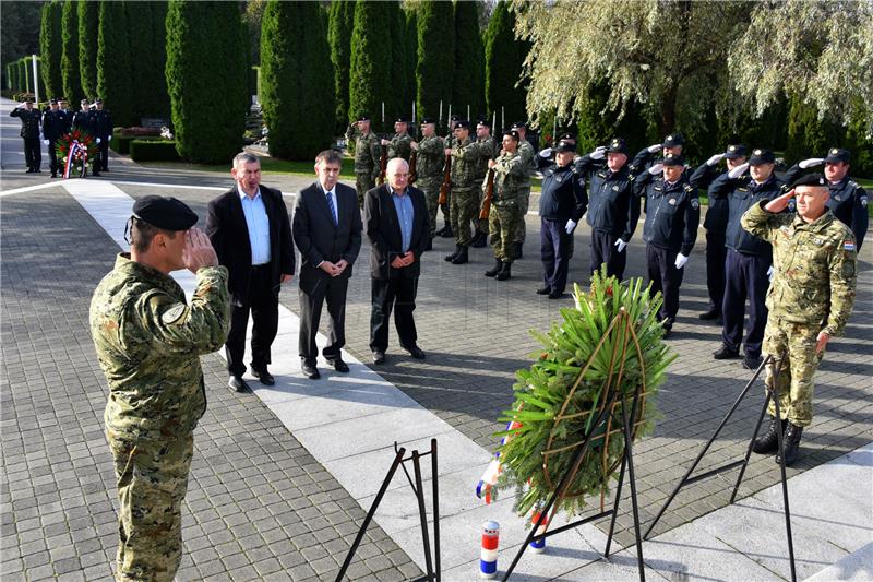 Polaganje vijenaca na Memorijalnom groblju žrtava iz Domovinskog u povodu Dana neovisnosti