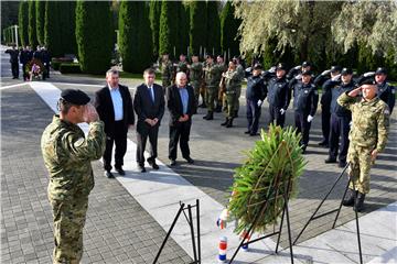 Polaganje vijenaca na Memorijalnom groblju žrtava iz Domovinskog u povodu Dana neovisnosti