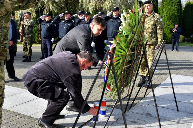 Polaganje vijenaca na Memorijalnom groblju žrtava iz Domovinskog u povodu Dana neovisnosti