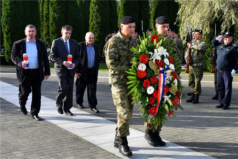 Polaganje vijenaca na Memorijalnom groblju žrtava iz Domovinskog u povodu Dana neovisnosti