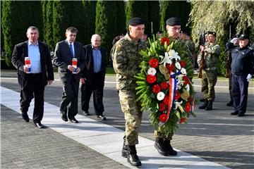 Polaganje vijenaca na Memorijalnom groblju žrtava iz Domovinskog u povodu Dana neovisnosti