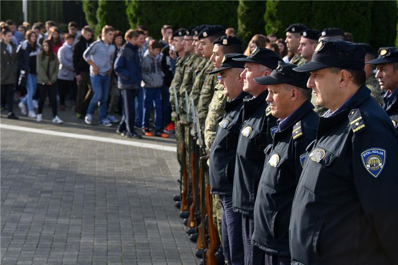 Polaganje vijenaca na Memorijalnom groblju žrtava iz Domovinskog u povodu Dana neovisnosti