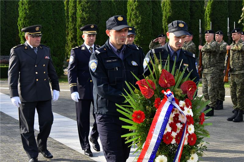 Polaganje vijenaca na Memorijalnom groblju žrtava iz Domovinskog u povodu Dana neovisnosti