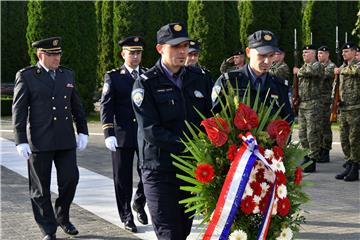 Polaganje vijenaca na Memorijalnom groblju žrtava iz Domovinskog u povodu Dana neovisnosti