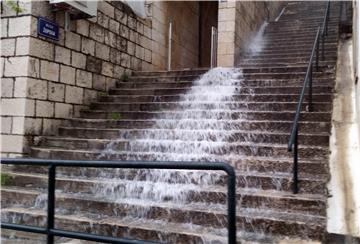 Uslijed jakog nevremena u Dubrovniku u sudaru s katamaranom potopljena brodica 