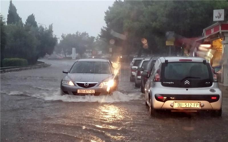 Dubrovnik zahvatilo nevrijeme praćeno velikom količinom padalina, potopljena jedna brodica