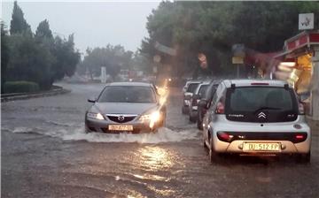 Dubrovnik zahvatilo nevrijeme praćeno velikom količinom padalina, potopljena jedna brodica