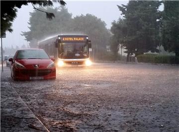 Dubrovnik zahvatilo nevrijeme praćeno velikom količinom padalina, potopljena jedna brodica