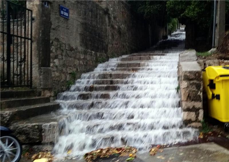 Dubrovnik zahvatilo nevrijeme praćeno velikom količinom padalina, potopljena jedna brodica