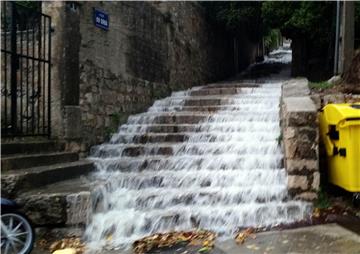 Dubrovnik zahvatilo nevrijeme praćeno velikom količinom padalina, potopljena jedna brodica