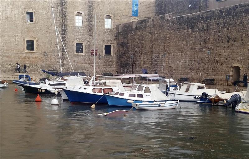 Dubrovnik zahvatilo nevrijeme praćeno velikom količinom padalina, potopljena jedna brodica