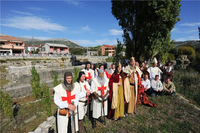 Solinjani u Šupljoj crkvi uprizorili krunidbu kralja Zvonimira