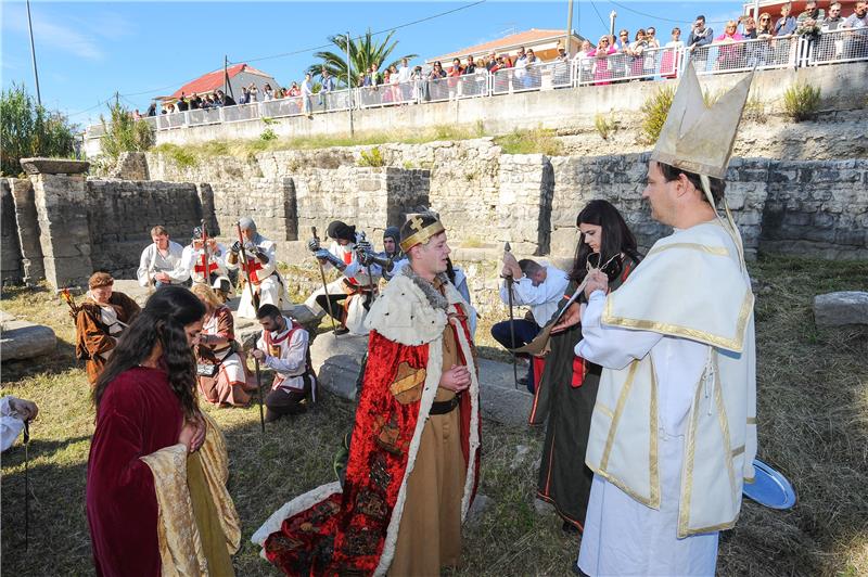 Solinjani u Šupljoj crkvi uprizorili krunidbu kralja Zvonimira