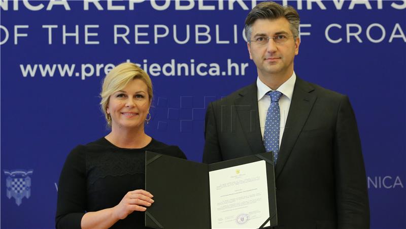 Predsjednica Grabar-Kitarović dala mandat Andreju Plenkoviću