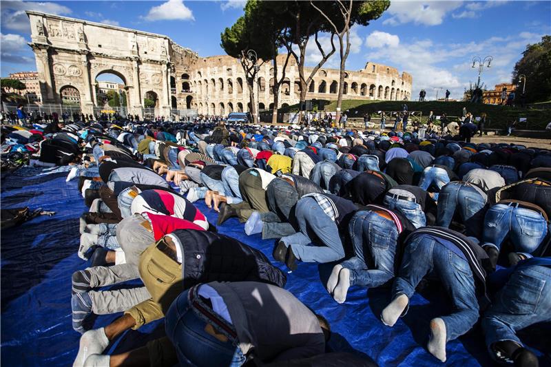 ITALY COLOSSEUM MOSQUES CLOSURE PRAYER PROTEST