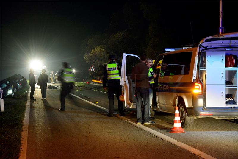 Dvoje mrtvih u sudaru automobila i kamiona