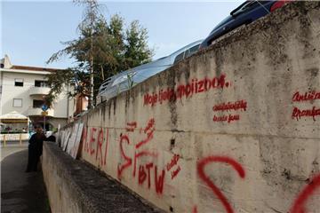 Ispred šibenske bolnice na zidu ispisano "Moje tijelo, moj izbor"