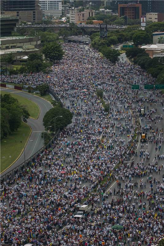 Venezuela: U prosvjedima poginuo policajac, a više od 120 ljudi ozlijeđeno