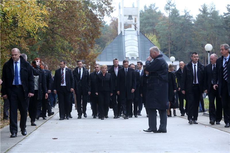 Grabar-Kitarović u Dobravi: Svaka žrtva zaslužuje pijetet