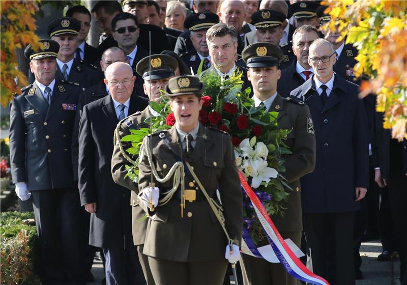 Povodom Svih svetih državni vrh položio vijence i zapalio svijeće na Mirogoju