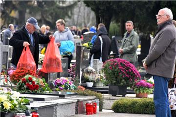 Brojni Vukovarci na Memorijalnom groblje žrtava iz Domovinskog rata i na Ovčari