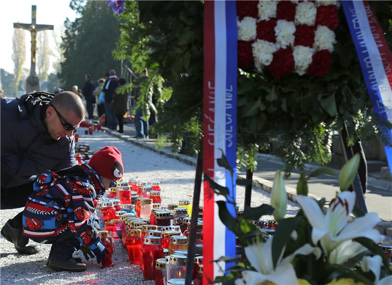 Blagdan Svih svetih: Građani na zagrebačkom groblju Mirogoj