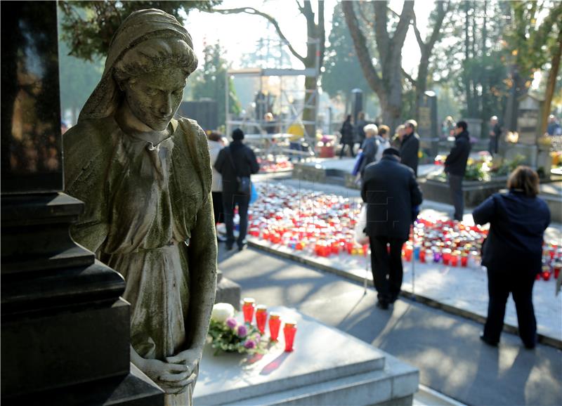 Blagdan Svih svetih: Građani na zagrebačkom groblju Mirogoj