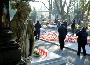 Blagdan Svih svetih: Građani na zagrebačkom groblju Mirogoj