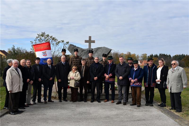 Vinkovčani zapalili svijeće za žrtve komunističkog terora iz travnja 1945.