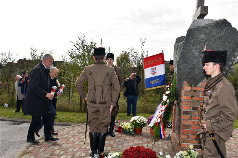 Vinkovčani zapalili svijeće za žrtve komunističkog terora iz travnja 1945.