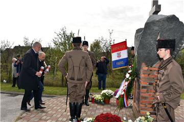 Vinkovčani zapalili svijeće za žrtve komunističkog terora iz travnja 1945.