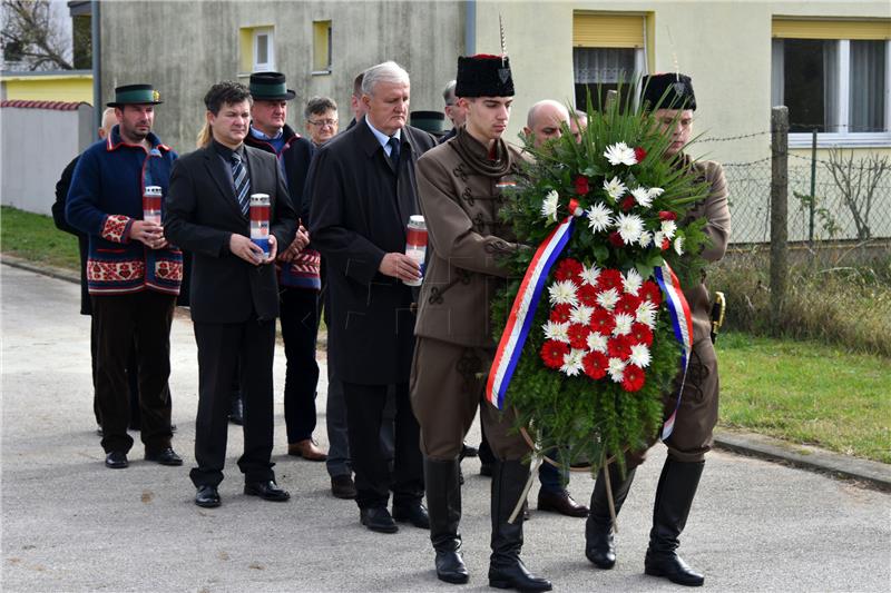 Vinkovčani zapalili svijeće za žrtve komunističkog terora iz travnja 1945.