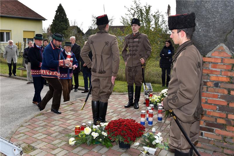 Vinkovčani zapalili svijeće za žrtve komunističkog terora iz travnja 1945.