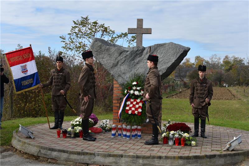 Vinkovčani zapalili svijeće za žrtve komunističkog terora iz travnja 1945.