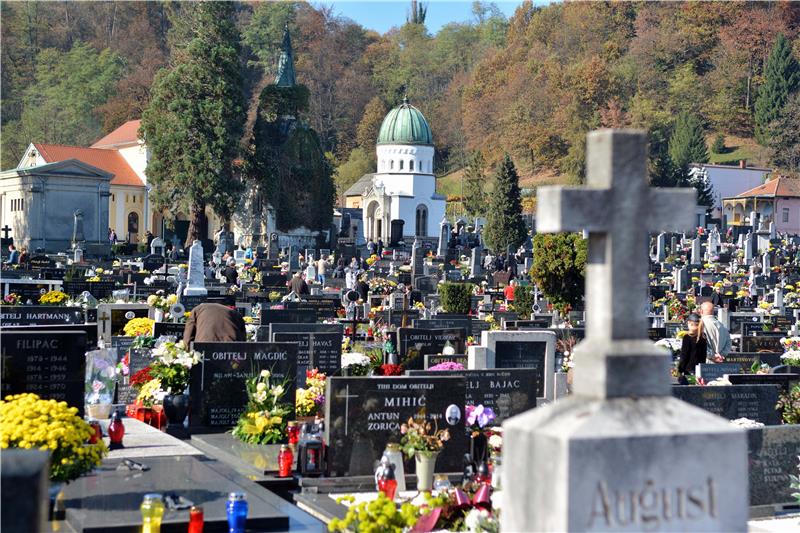 Blagdan Svih svetih na dvostoljetnome katoličkom groblju Dubovac 