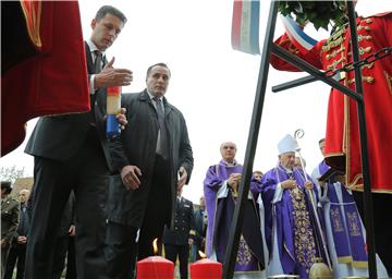 Zagreb: Polaganje vijenca i paljenje svijeća kod spomen obilježja „Pieta Croatica“