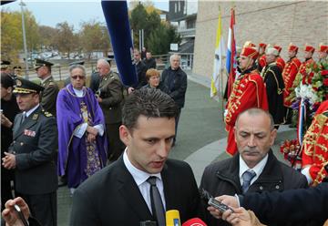 Zagreb: Polaganje vijenca i paljenje svijeća kod spomen obilježja „Pieta Croatica“