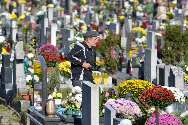 Knin authorities say notices put on both Serb Orthodox and Catholic graves