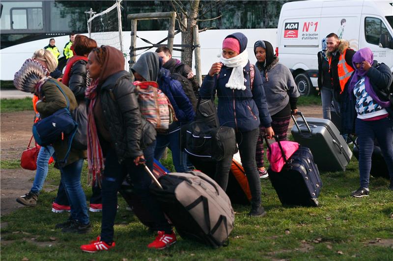 Mladi migranti preseljeni daleko od bivše "Džungle" u Calaisu