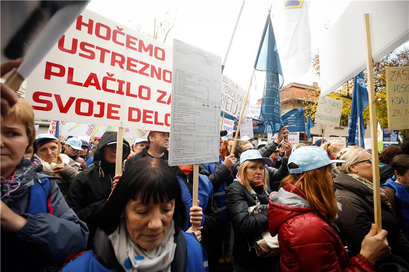 Pred slovenskom vladom prosvjedovali zaposlenici javnog sektora s najmanjim plaćama