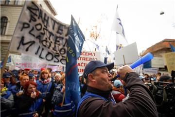 Pred slovenskom vladom prosvjedovali zaposlenici javnog sektora s najmanjim plaćama