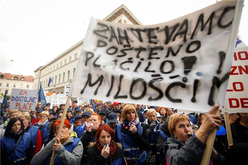 Pred slovenskom vladom prosvjedovali zaposlenici javnog sektora s najmanjim plaćama