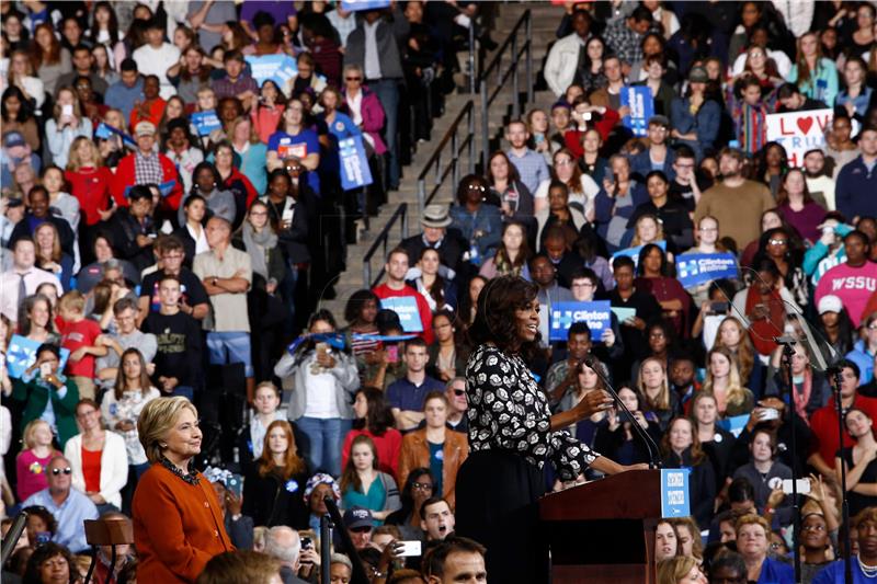 Supružnici Clinton i Obama zajedno u kampanji dan uoči izbora