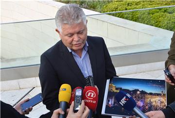 Vlahušić, nakon zabrane postavljanja ugostiteljskih kućica na Stradunu, otkazao Zimski festival