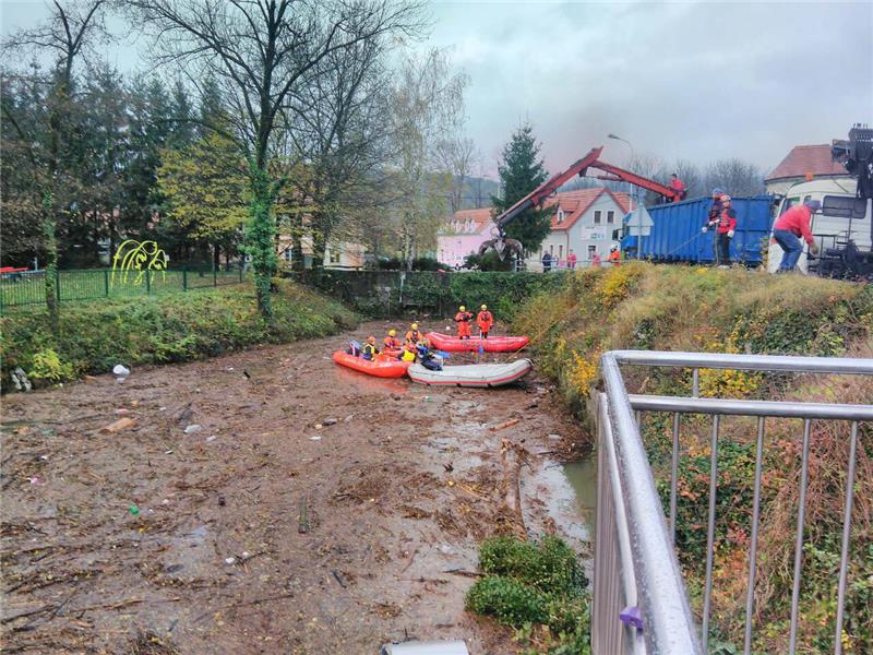 U Karlovcu usporen rast vodostaja rijeka, u Ogulinu borba s naplavinama 