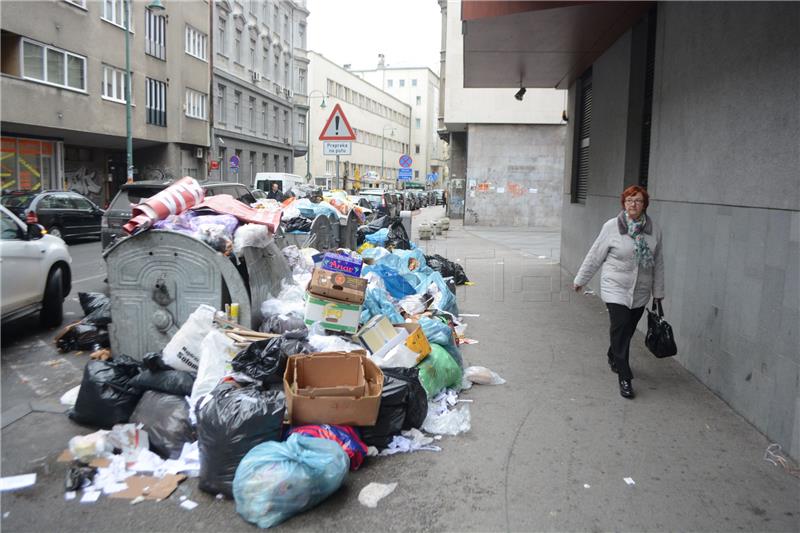 BiH: Smeće zatrpalo ulice Sarajeva