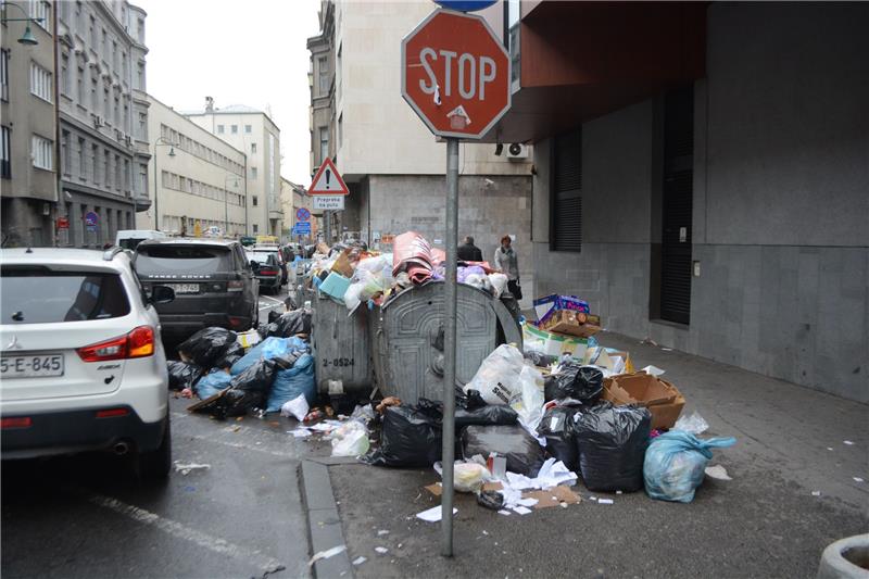 BiH: Smeće zatrpalo ulice Sarajeva